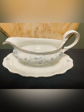 Vtg. Johann Haviland Blue Garland Gravy Boat w/ Attached Tray. Bavaria, Germany
